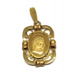 COLGANTE MEDALLA COMUNIÓN VIRGEN NIÑA ORO AMARILLO 18 KILATES MARCO FORMA RECTANGULAR CON ESQUINAS OVALADAS Y FONDO ENREJADO